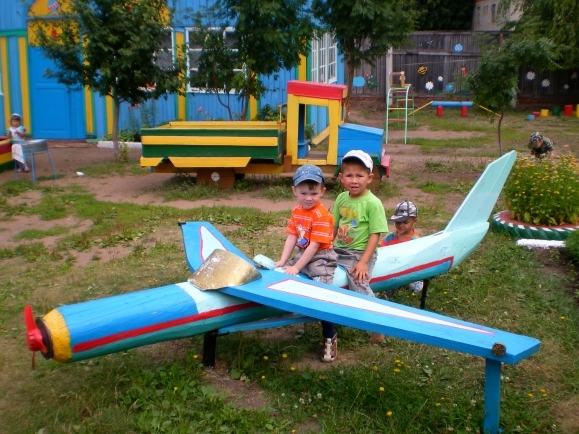 Самолет садик. Самолет на участке детского сада. Площадка в детском саду. Самолет на детскую площадку в детский сад. Постройки на детской площадке в детском саду.